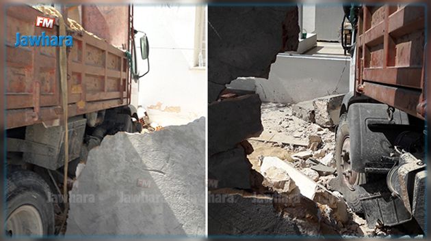 قفصة : شاحنة ثقيلة تخترق سور منزل بعد الاصطدام به 