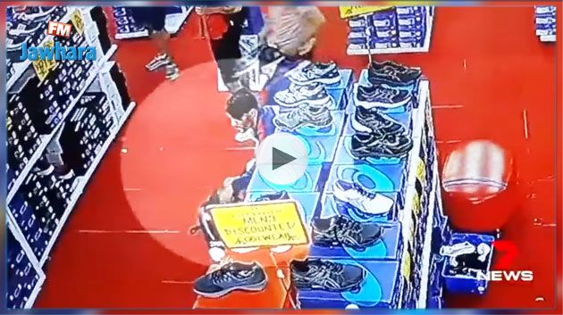 كاميرا مراقبة تضبط لاعبين من المنتخب التونسي بصدد سرقة أحذية رياضية (فيديو)