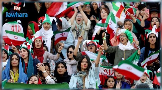 مشجعات ايرانيات يشتبكن مع الشرطة النسائية في أول حضور بالملاعب