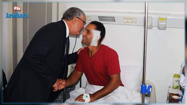 وزير الدفاع الوطني يعود العسكري الذي تم الاعتداء عليه بمدينة جرزونة