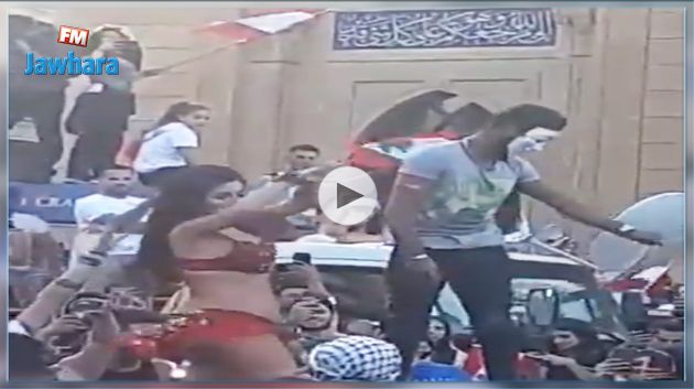 راقصة تُشعل الأجواء في مظاهرات بيروت (فيديو) 