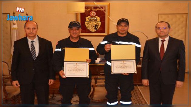 وزير الداخلية يُكرّم عوْنيْ حماية مدنية أنقذا طفلة من الأوحال بقليبية 