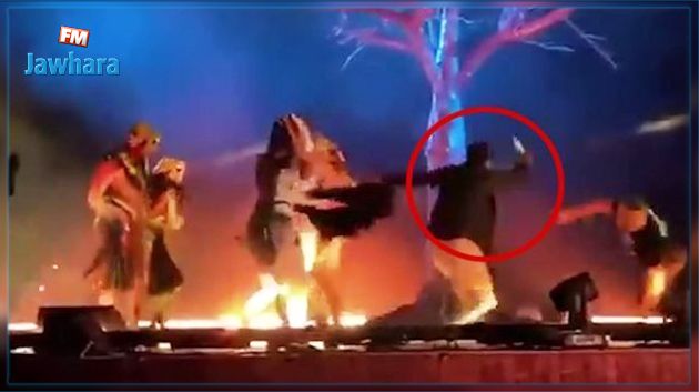 لحظة طعن 3 أعضاء بفرقة مسرحية أثناء حفل بالسعودية (فيديو)