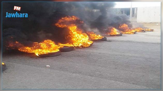 بوعرقوب : مواطن يغلق طريقا اثر إزالة 