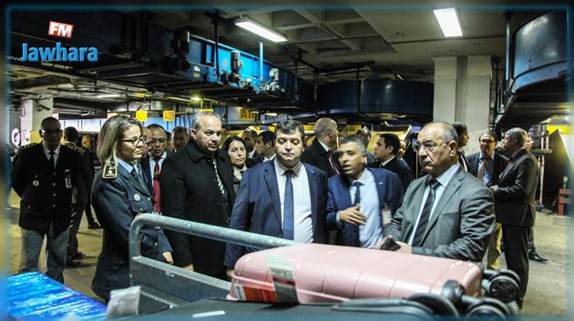وزير النقل بالنيابة يطلّع على قسم أمتعة المسافرين في مطار قرطاج