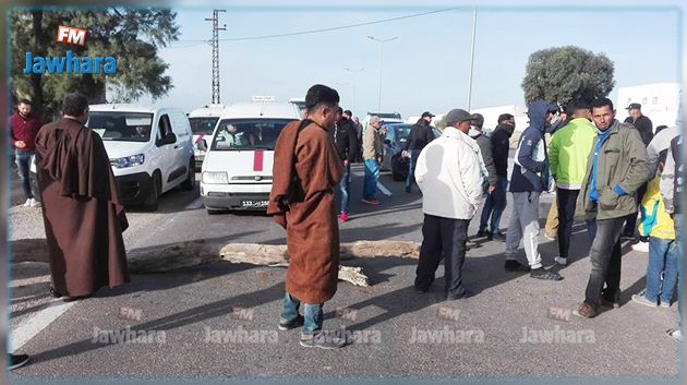 محتجون يغلقون الطريق بين سوسة و القيروان 