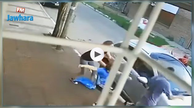في مشهد بطولي : طفل يركل لصّا  حاول سرقة أمّه (فيديو)