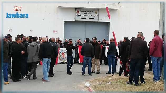 الأمنيون يحتجون أمام سجن المنستير رفضا لأحكام بالسجن ضد زملائهم 