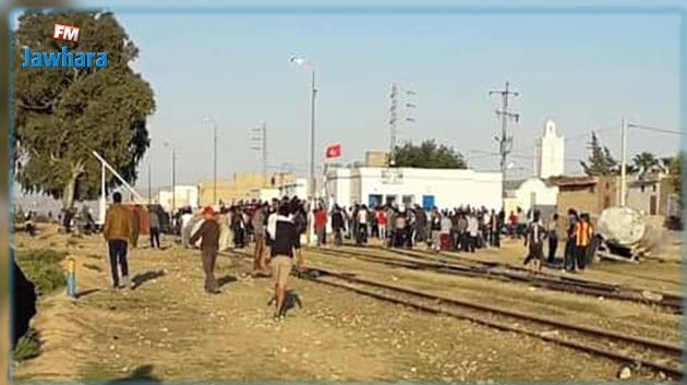 محتجون يقطعون خط السكة الحديدية بين قفصة وصفاقس