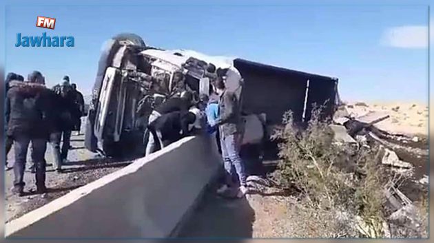 قفصة : انقلاب شاحنة ثقيلة محمّلة بالفسفاط ووفاة السّائق