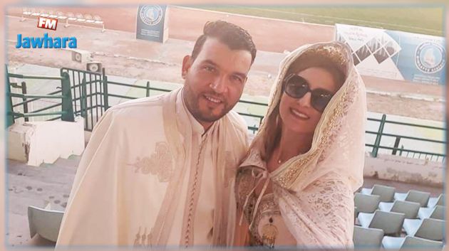 عروسان يحتفلان بعقد قرانهما في ملعب حمدة العواني بالقيراون