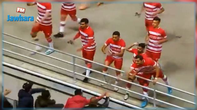 لاعبو النادي الإفريقي يلقون الورود على الجماهير