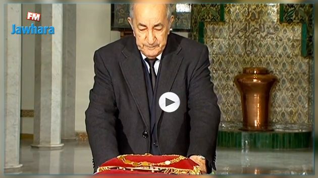 الرئيس الجزائري يُلقي النّظرة الأخيرة على جثمان قايد صالح