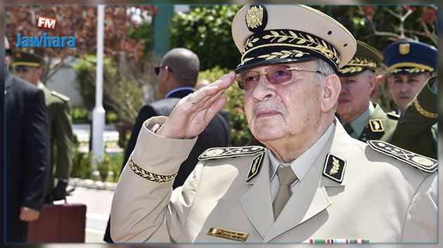 وزير دفاع دولة عربية يحضر بشكل مفاجئ جنازة الفقيد قايد صالح