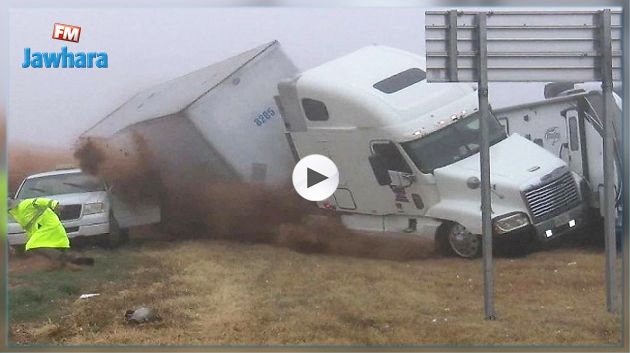 فقد سائقها السيطرة.. شاحنة ضخمة تسحق سيارة و تتسّبب في حادث مروّع (فيديو)