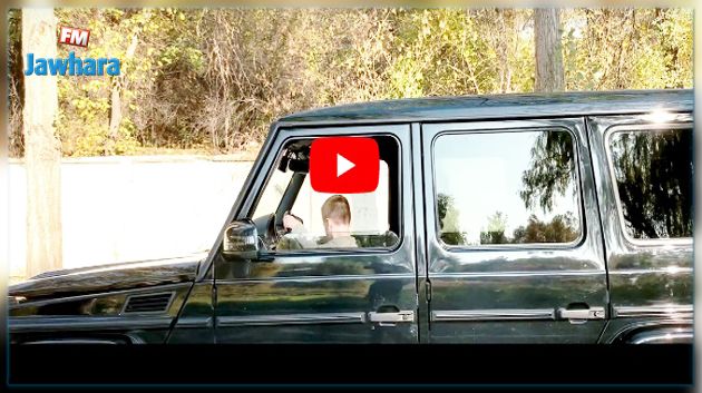 طفل يقود سيارة بسرعة كبيرة أمام أنظار والديه ! (فيديو) 