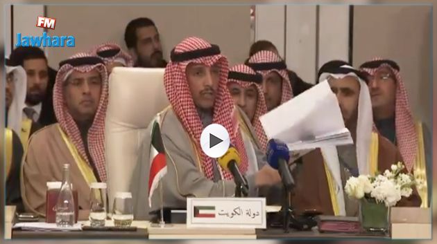 شاهد : رئيس البرلمان الكويتي يرمي بوثائق 