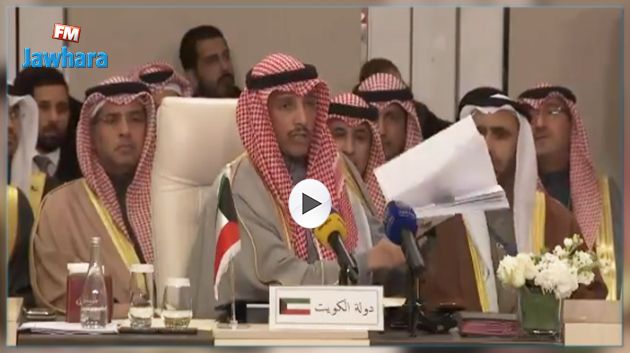 شاهد : رئيس البرلمان الكويتي يرمي بوثائق