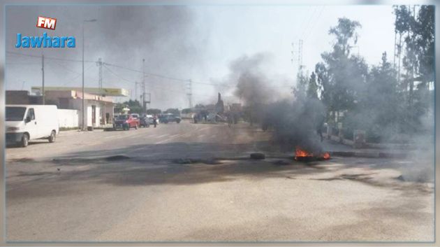 مواطنون يغلقون الطريق احتجاجا على عدم ربط منازلهم بالماء الصالح للشراب