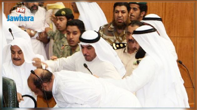 تشنّج وتشابك بالأيدي في البرلمان الكويتي.. والأمن يتدخّل (فيديو)