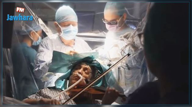 أثناء خضوعها لعملية استئصال ورم في المخ : مريضة تعزف الكمان (فيديو)
