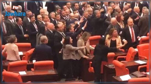 فوضى وشجار عنيف في البرلمان التركي (فيديو)