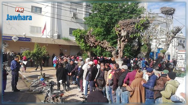 أمام مركز بريد في جندوبة : فوضى عارمة و تزاحم
