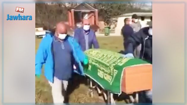 مراسم دفن تونسي توفي بكورونا في المقبرة الإسلامية بمدينة فاريزي الإيطالية