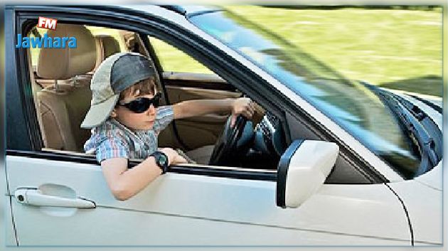 طفل  يقود سيارة على الطريق السريعة (فيديو)