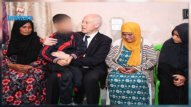 قيس سعيّد يؤدي زيارة لعائلة شهيد الثورة طارق الدزيري