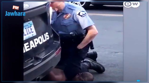 مشهد يهز العالم: شرطي أمريكي يخنق مواطنا حى الموت