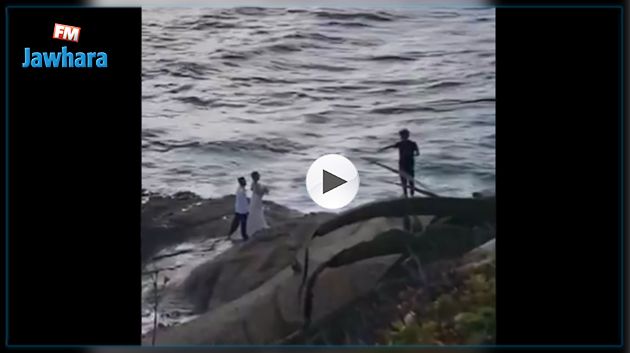 شاهد: كاد أن يبتلعهما البحر بسبب صورة زفاف