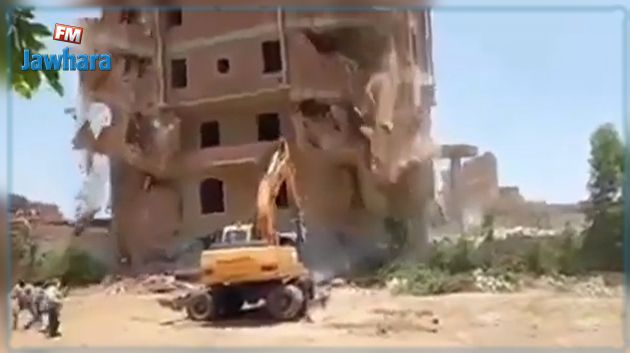 فيديو مروّع.. لحظة انهيار بناية بالكامل في مصر