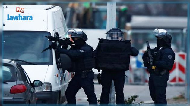 فرنسا : مسلح يحتجز ست رهائن في لو هافر 