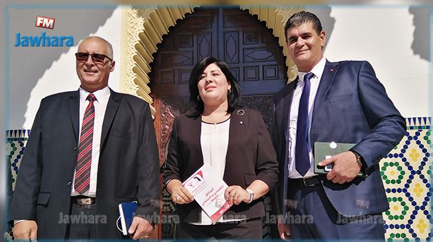 وصول عبير موسي إلى دار الضيافة للقاء المشّيشي (صور)