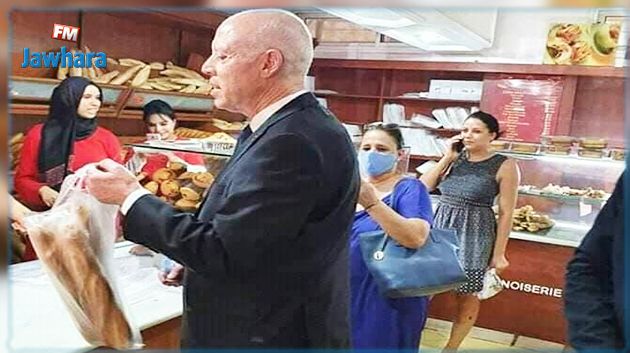 صورة الرئيس قيس سعيّد يقتني الخبز بنفسه تغزو مواقع التواصل الإجتماعي