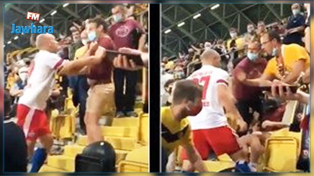 بعد هزيمة فريقه : لاعب هامبورغ يصعد الى المدرجات و يعتدي على مشجع (فيديو)