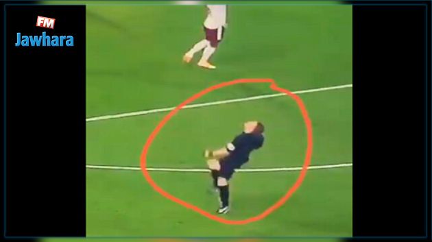 ردة فعل غريبة للحكم خلال مباراة ليفربول وأرسنال (فيديو)