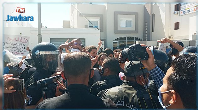 ضد تمرير قانون زجر الإعتداءات على الأمنين : نشطاء من المجتمع المدني ينفذون تحركا إحتجاجيا أمام البرلمان