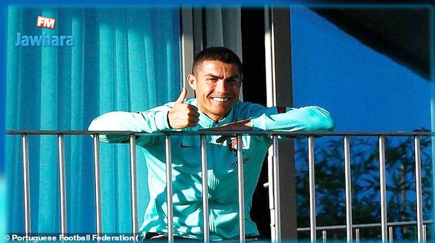 رونالدو يتابع تمارين البرتغال من نافذته في الحجر الصحي