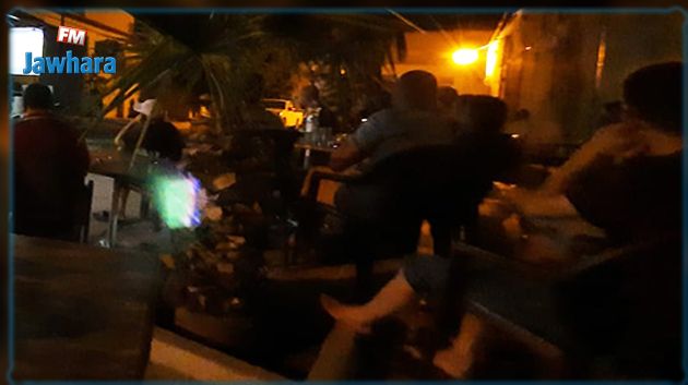 سوسة : صاحب مقهى يقدّم الخدمات للحرفاء ليلا تحت أضواء الهواتف الجوالة !