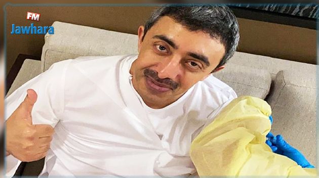 وزير الخارجية الإماراتي يتلقى لقاحا ضد فيروس كورونا