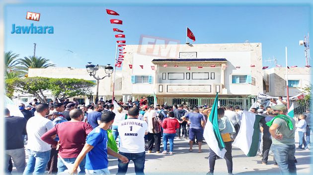 جماهير هلال الشابة تحتج امام مقر ولاية المهدية