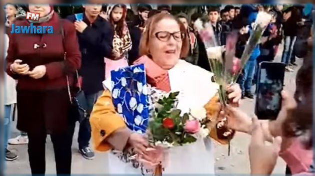 تلاميذ يُكرّمون معلّمتهم بطريقة استثنائية (فيديو مؤثر)