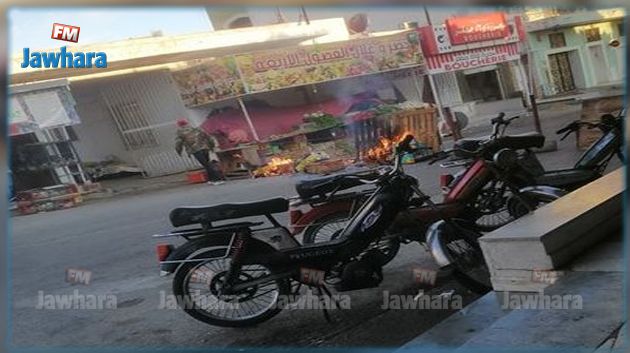 احتجاجا على تطبيق قرار بلدي: مواطن يغلق الطريق بالقلعة الصغرى