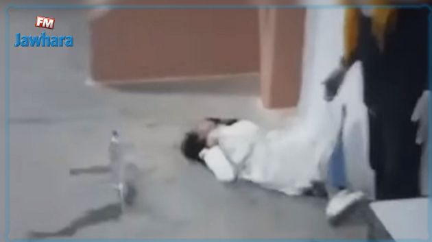 يُشتبه في إصابتها بكورونا..فيديو صادم لتلميذة ملقاة على الأرض أمام معهد