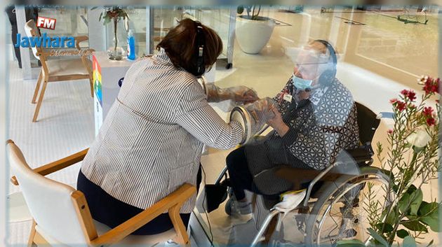 غرفة العناق: إبتكار إيطالي للحفاظ على حياة المسنين