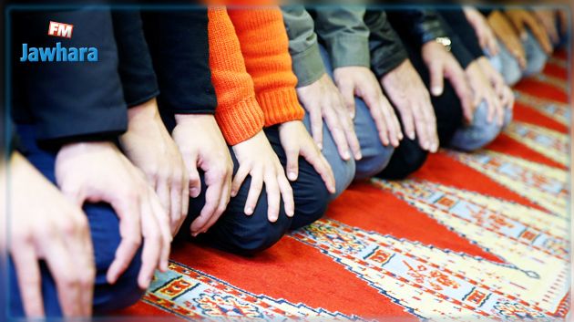 قبلي : إيقاف 12 شخصا أدّوا الصلاة جماعةً