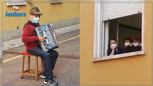 مُنع من زيارة زوجته المصابة بكورونا فعزف لها تحت نافذة المستشفى (فيديو)