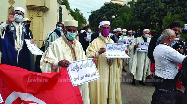 وقفة احتجاجية للائمة تنديدا بغلق المساجد